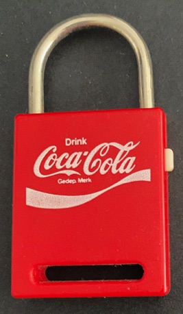 93249-1 € 1,50 coca cola sleutelhanger rood plastic.jpeg